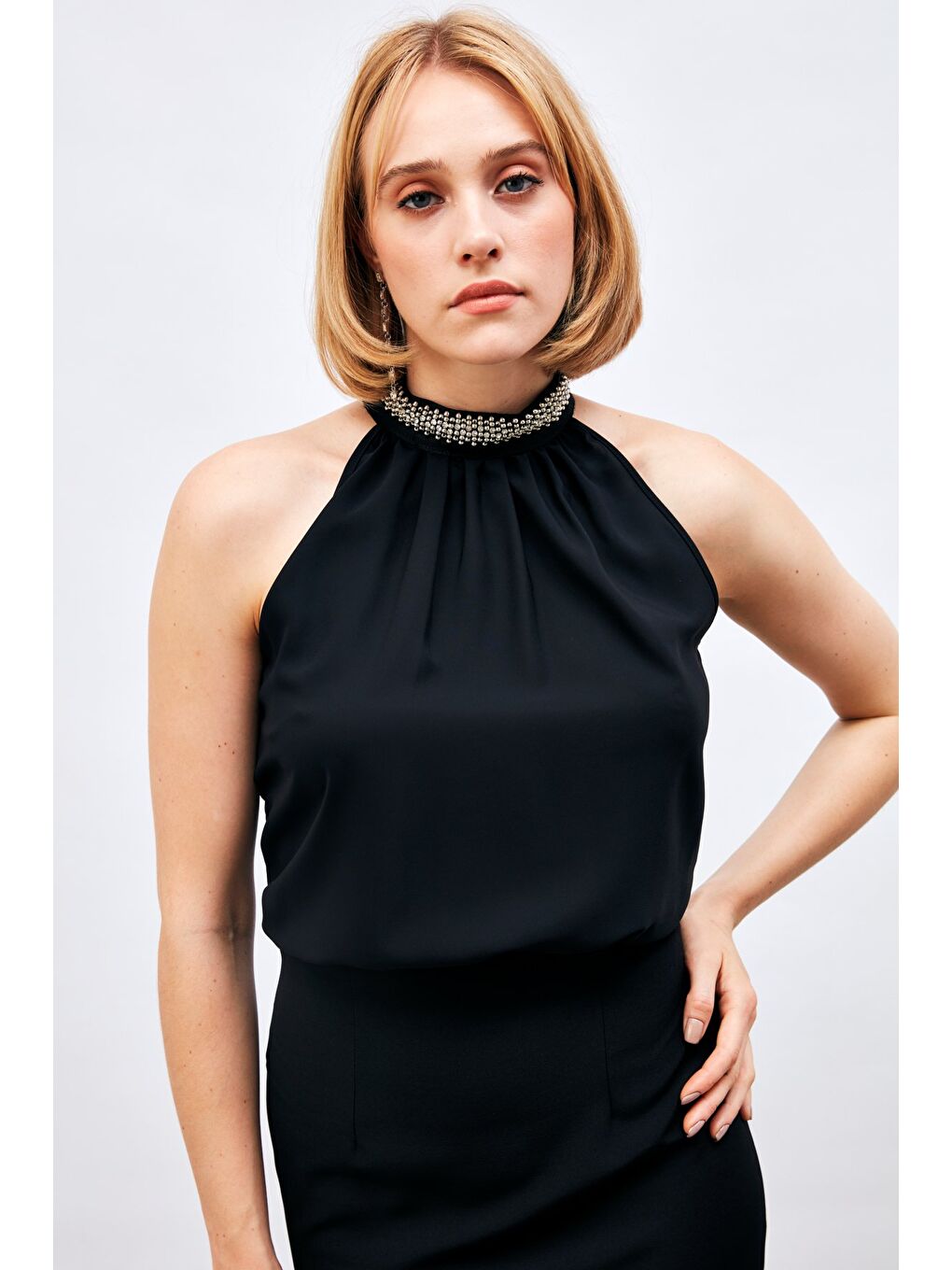 Yaka Aksesuarlı Kolsuz Bluz - Siyah-1