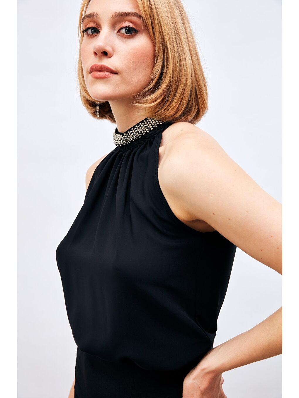 Yaka Aksesuarlı Kolsuz Bluz - Siyah-2