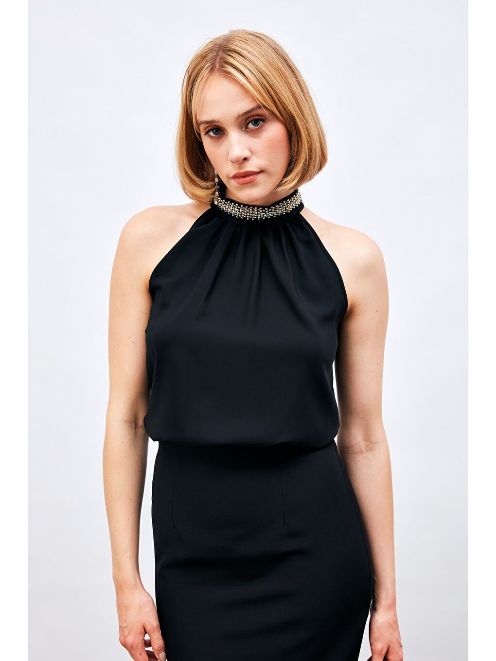 Yaka Aksesuarlı Kolsuz Bluz - Siyah-3