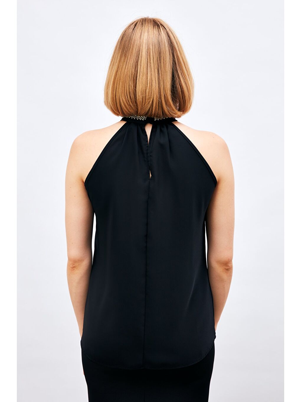 Yaka Aksesuarlı Kolsuz Bluz - Siyah-4