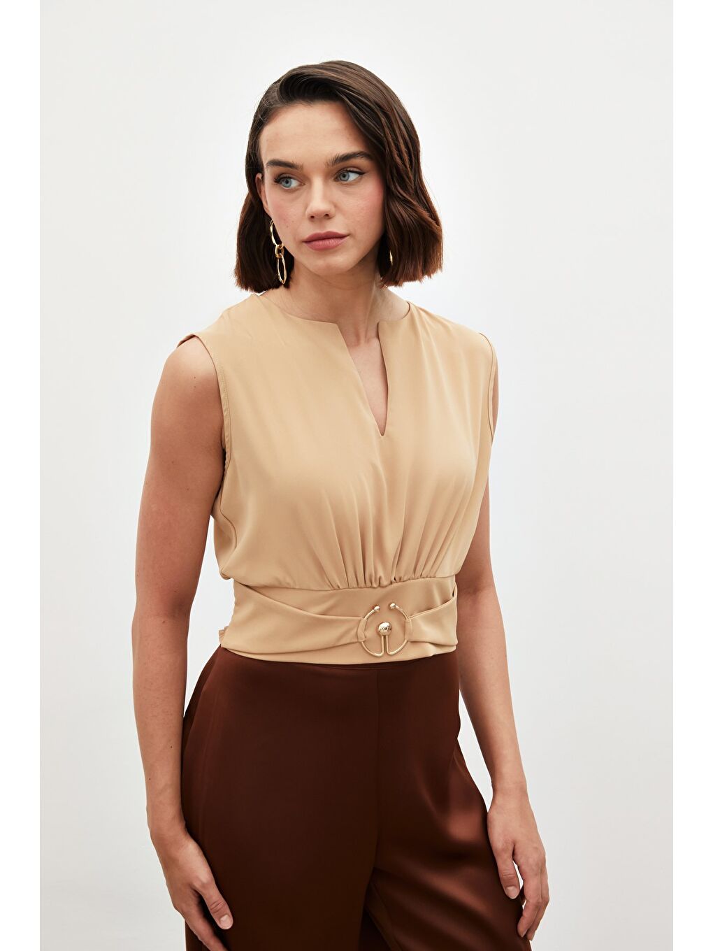 Kahverengi Toka Detaylı Kolsuz Bluz - Camel-1