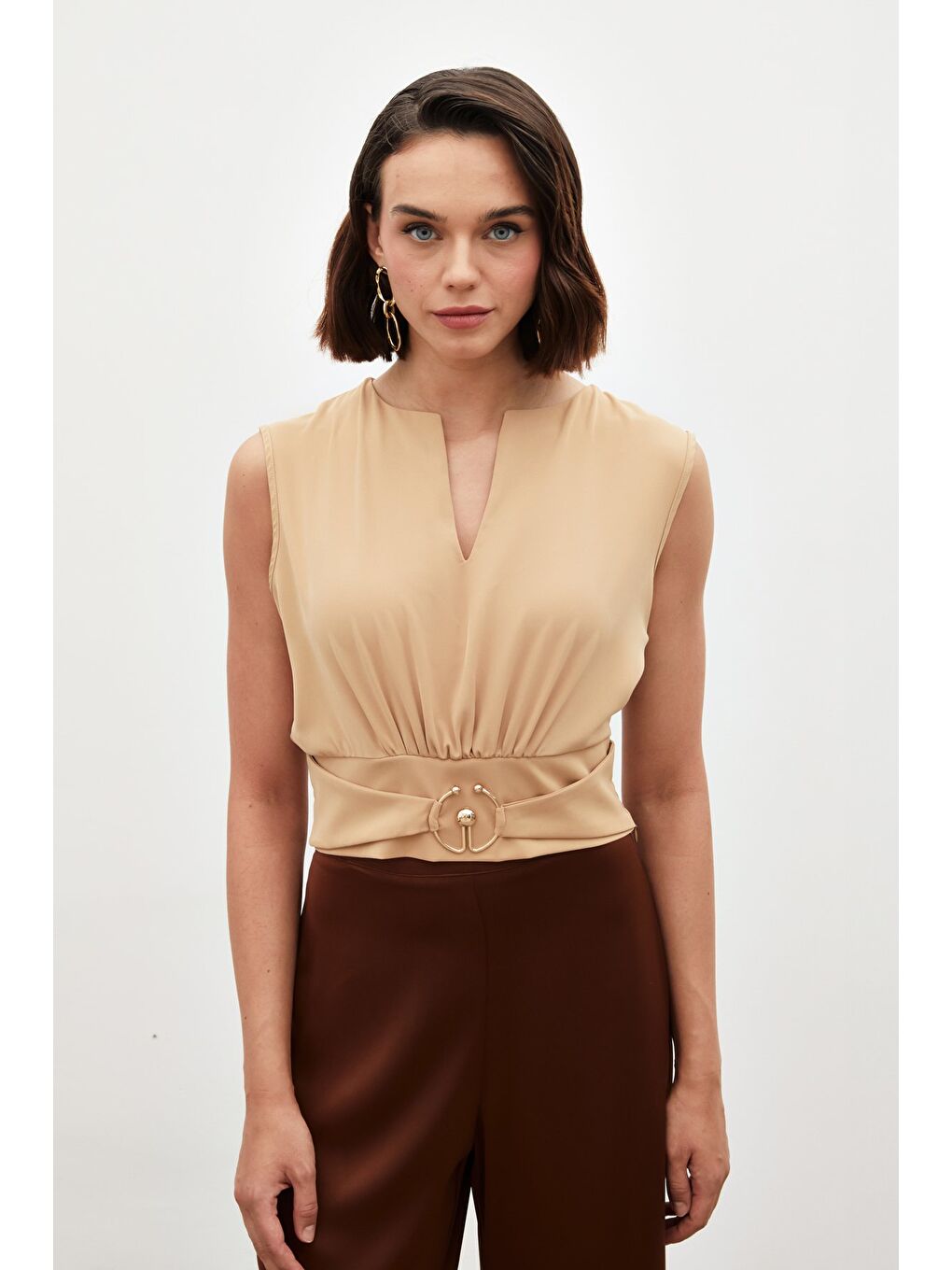 Kahverengi Toka Detaylı Kolsuz Bluz - Camel-2