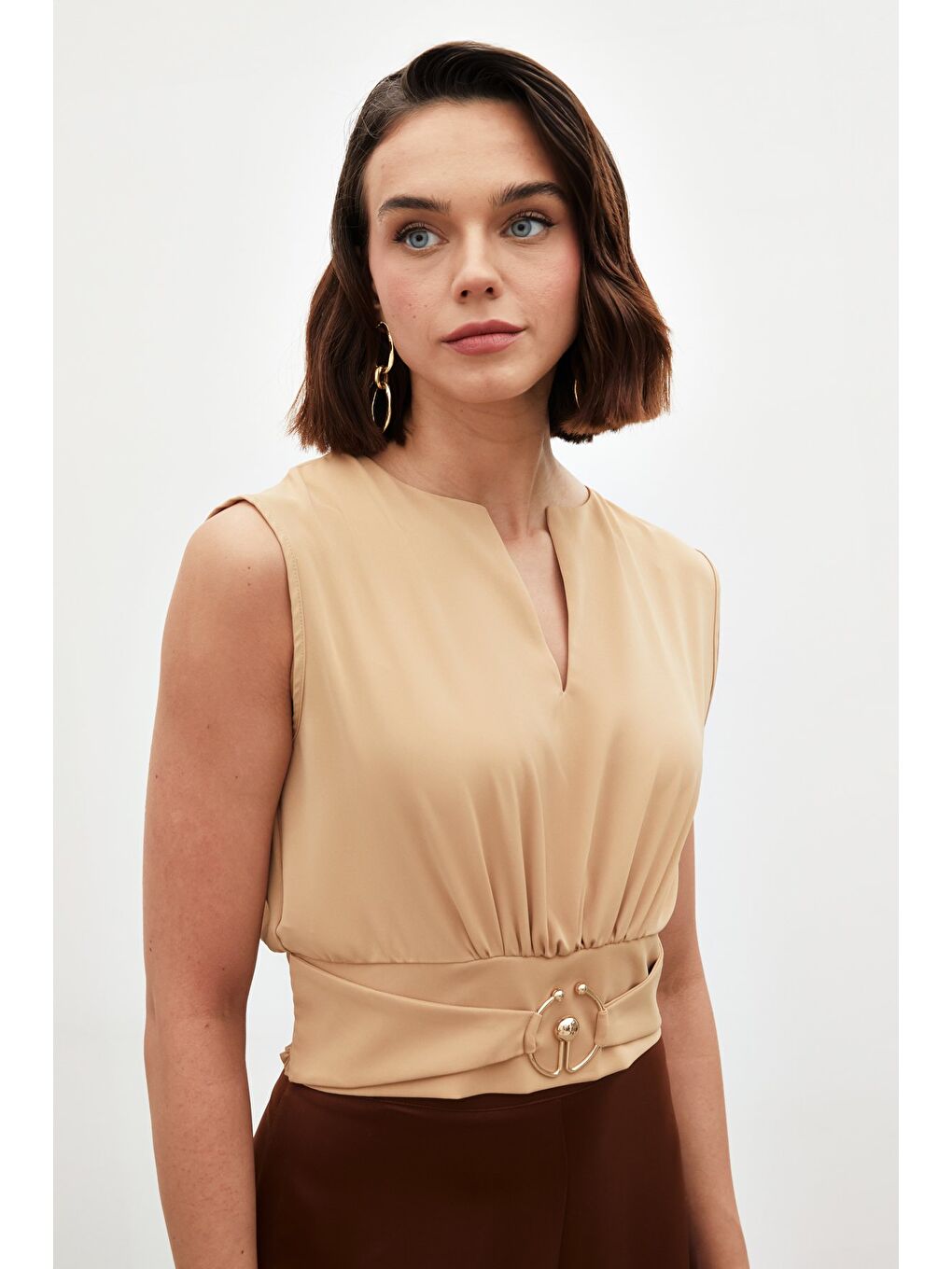 Kahverengi Toka Detaylı Kolsuz Bluz - Camel-3