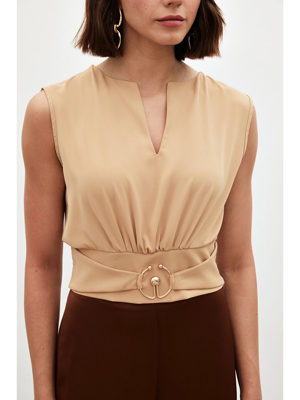 Kahverengi Toka Detaylı Kolsuz Bluz - Camel-4