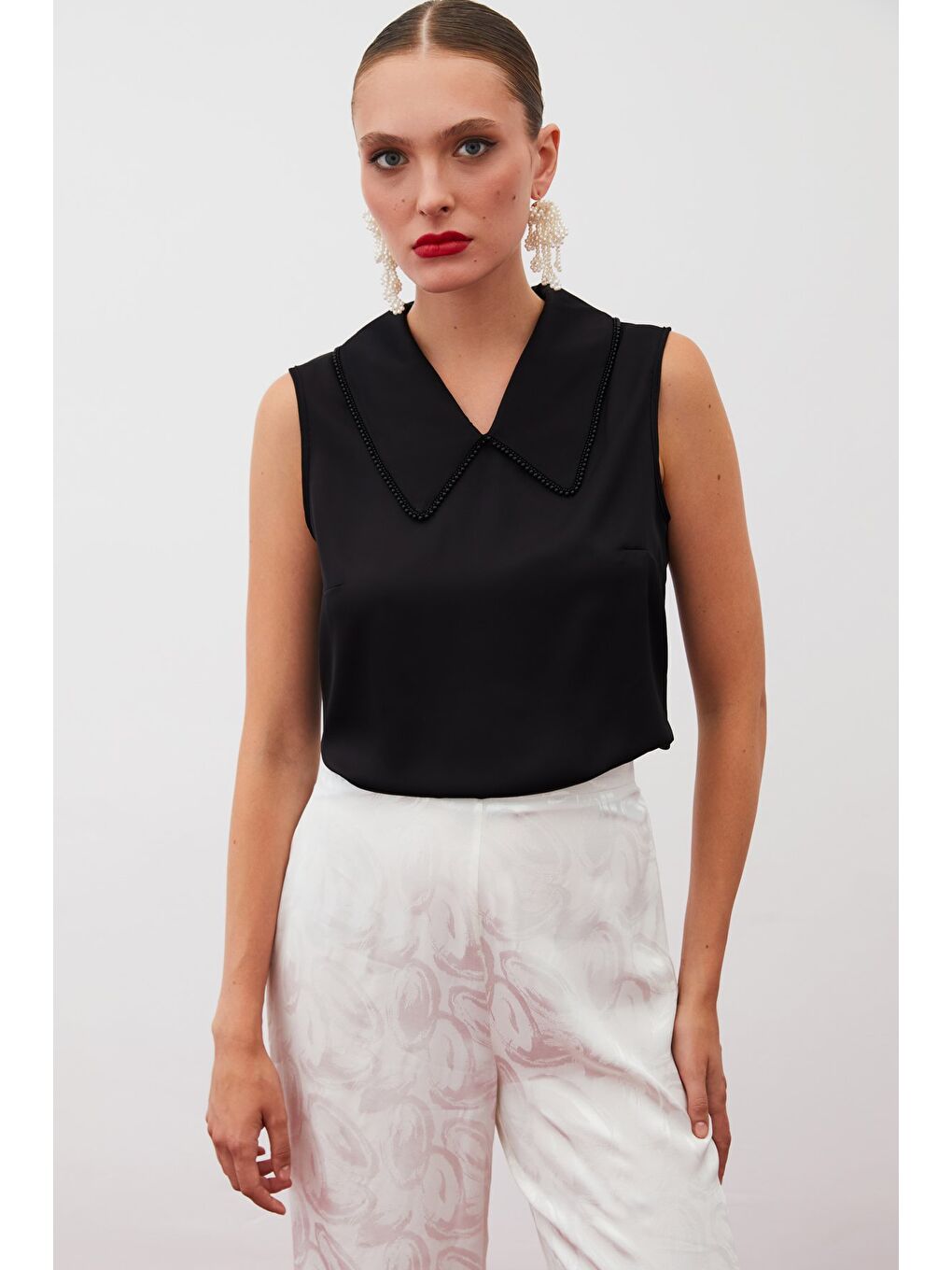 İnci Yakalı Kolsuz Bluz - Siyah-1