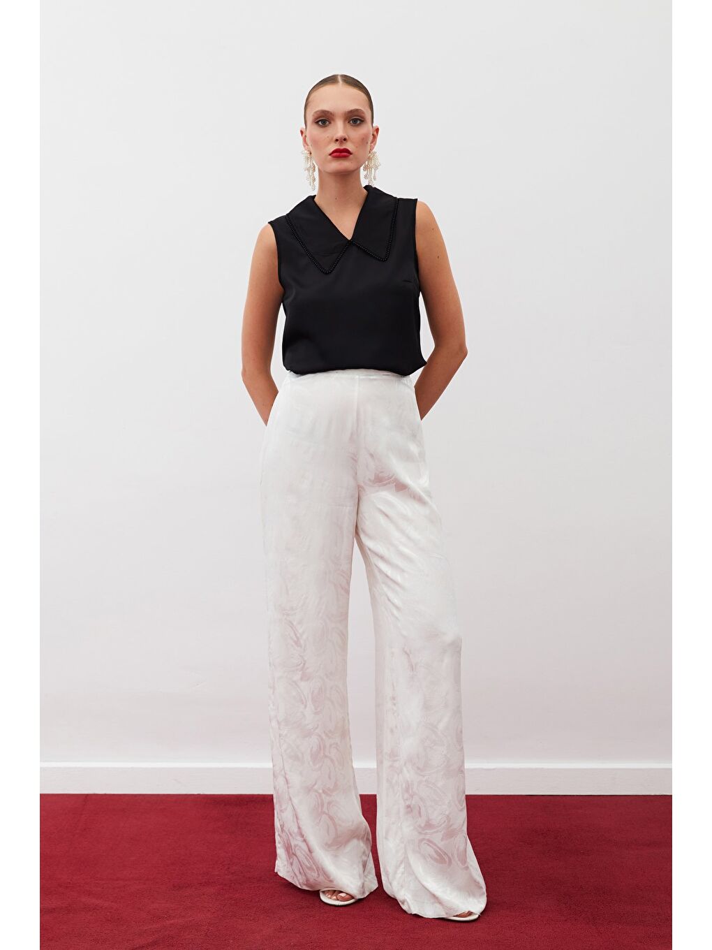 İnci Yakalı Kolsuz Bluz - Siyah-3