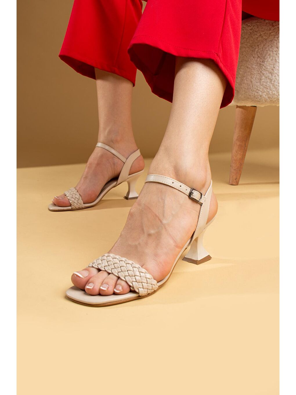 Bej Örgü Bantlı Tokalı Kadeh Topuk Kadın Ayakkabı 018-02-23