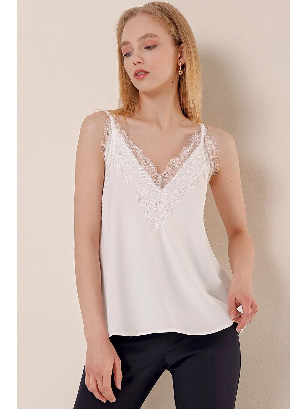 Ekru Askılı Dantelli Dökümlü Klasik Bluz-1