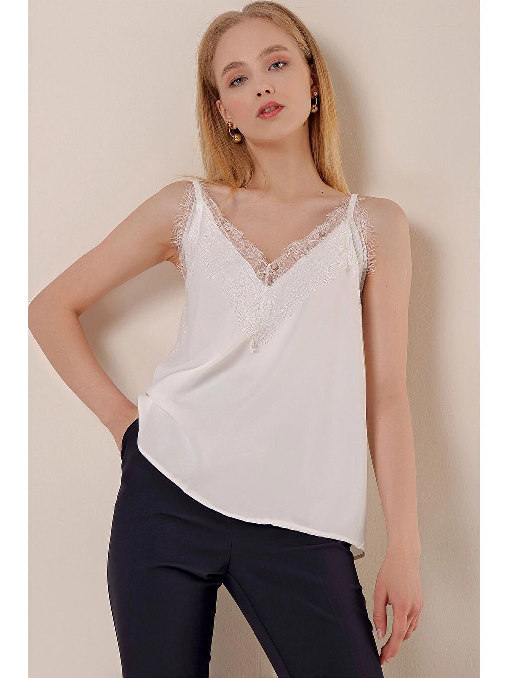 Ekru Askılı Dantelli Dökümlü Klasik Bluz-2