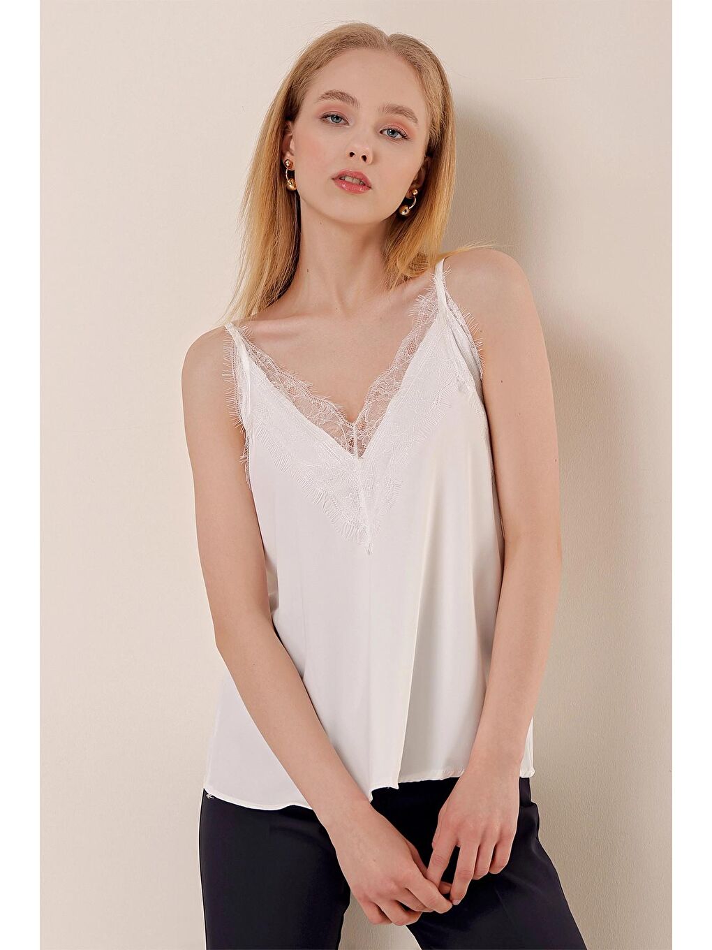 Ekru Askılı Dantelli Dökümlü Klasik Bluz-3