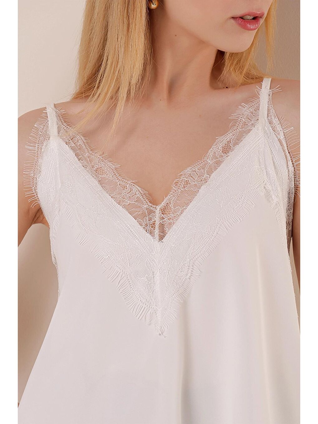 Ekru Askılı Dantelli Dökümlü Klasik Bluz-4