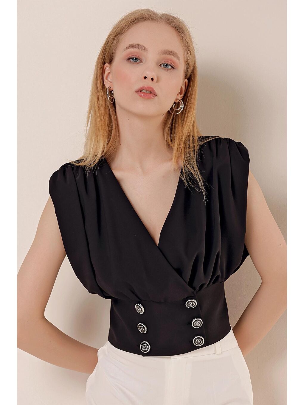 Siyah V Yaka Üç Düğmeli Sıfır Kol Bluz