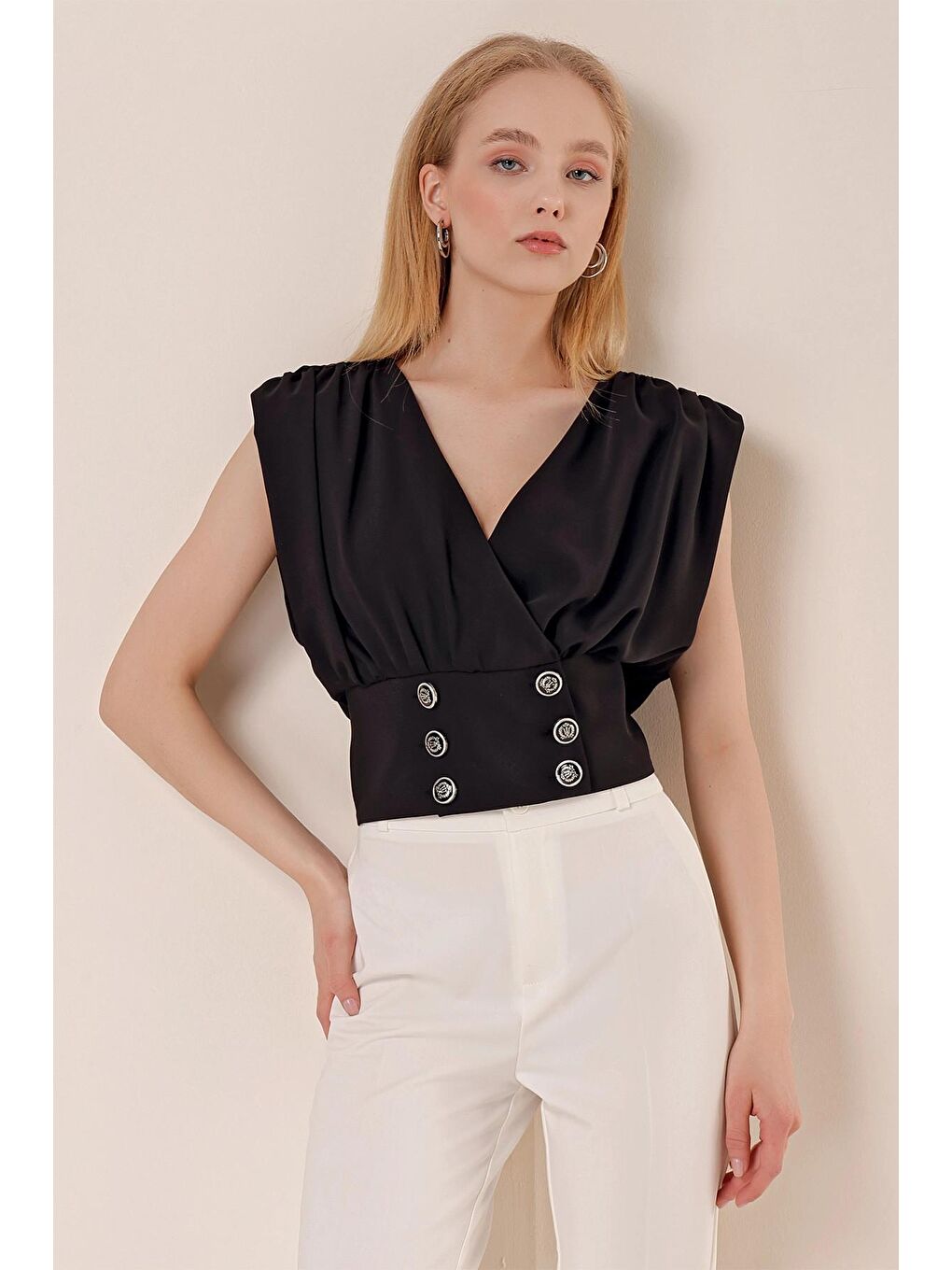 Siyah V Yaka Üç Düğmeli Sıfır Kol Bluz-1