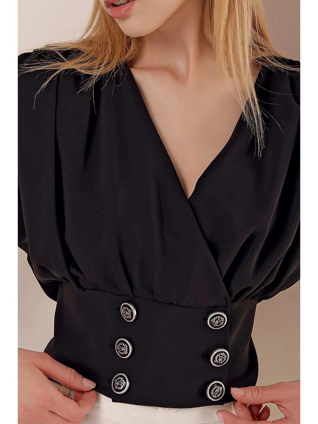Siyah V Yaka Üç Düğmeli Sıfır Kol Bluz-2