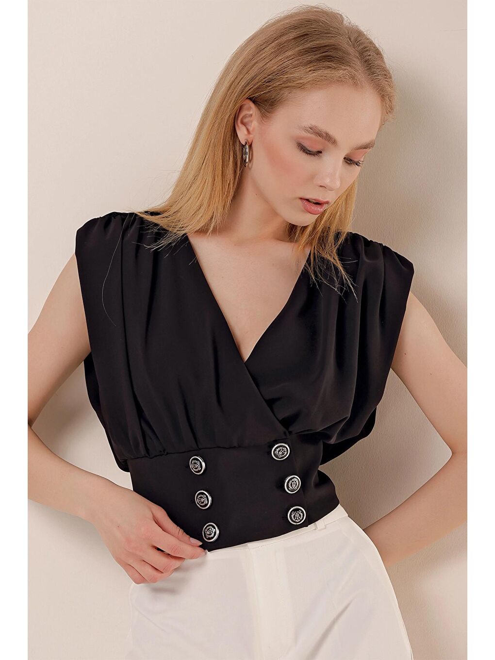 Siyah V Yaka Üç Düğmeli Sıfır Kol Bluz-3