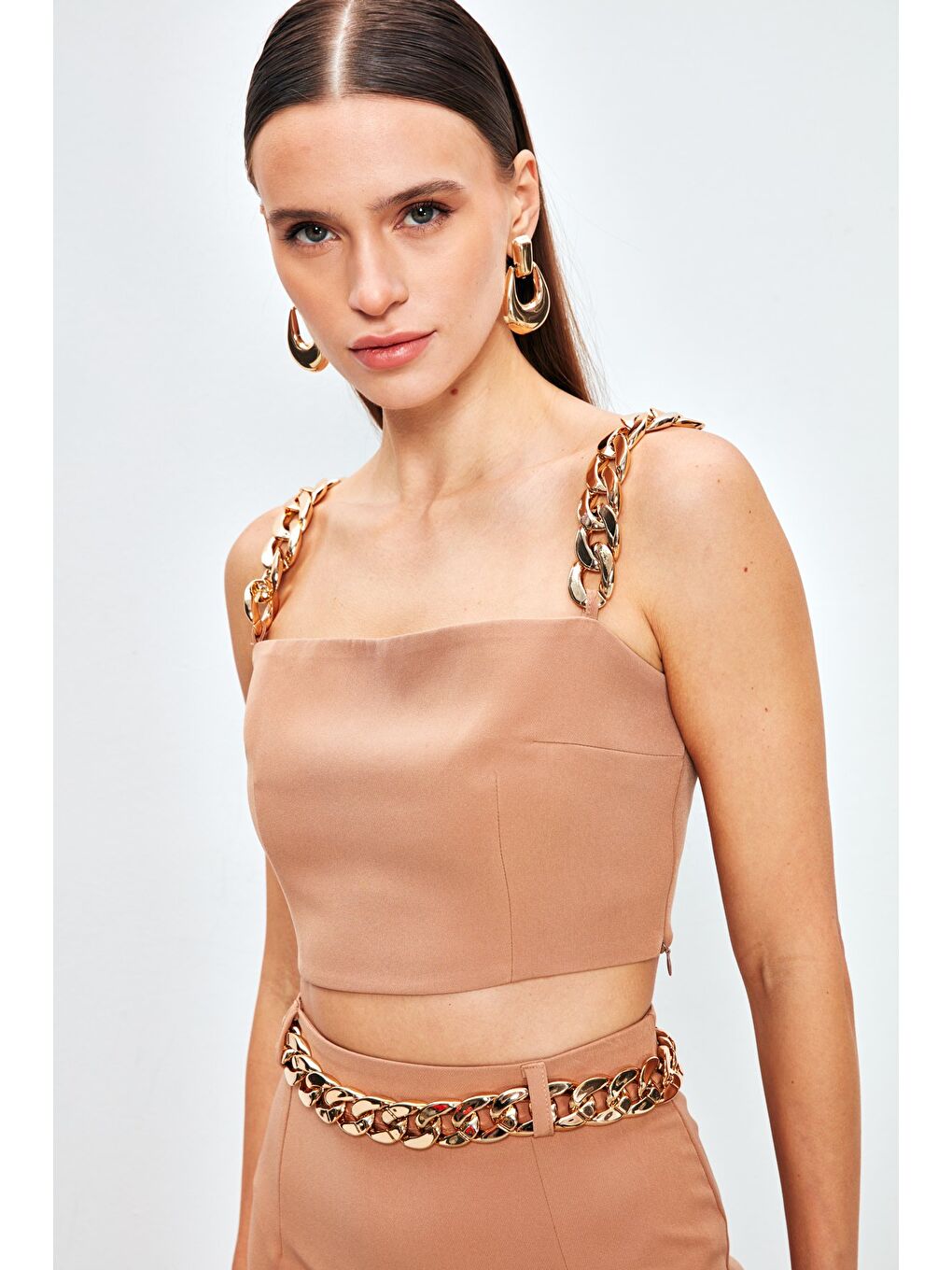 Kahverengi Gold Zincir Askılı Crop Bluz - Camel