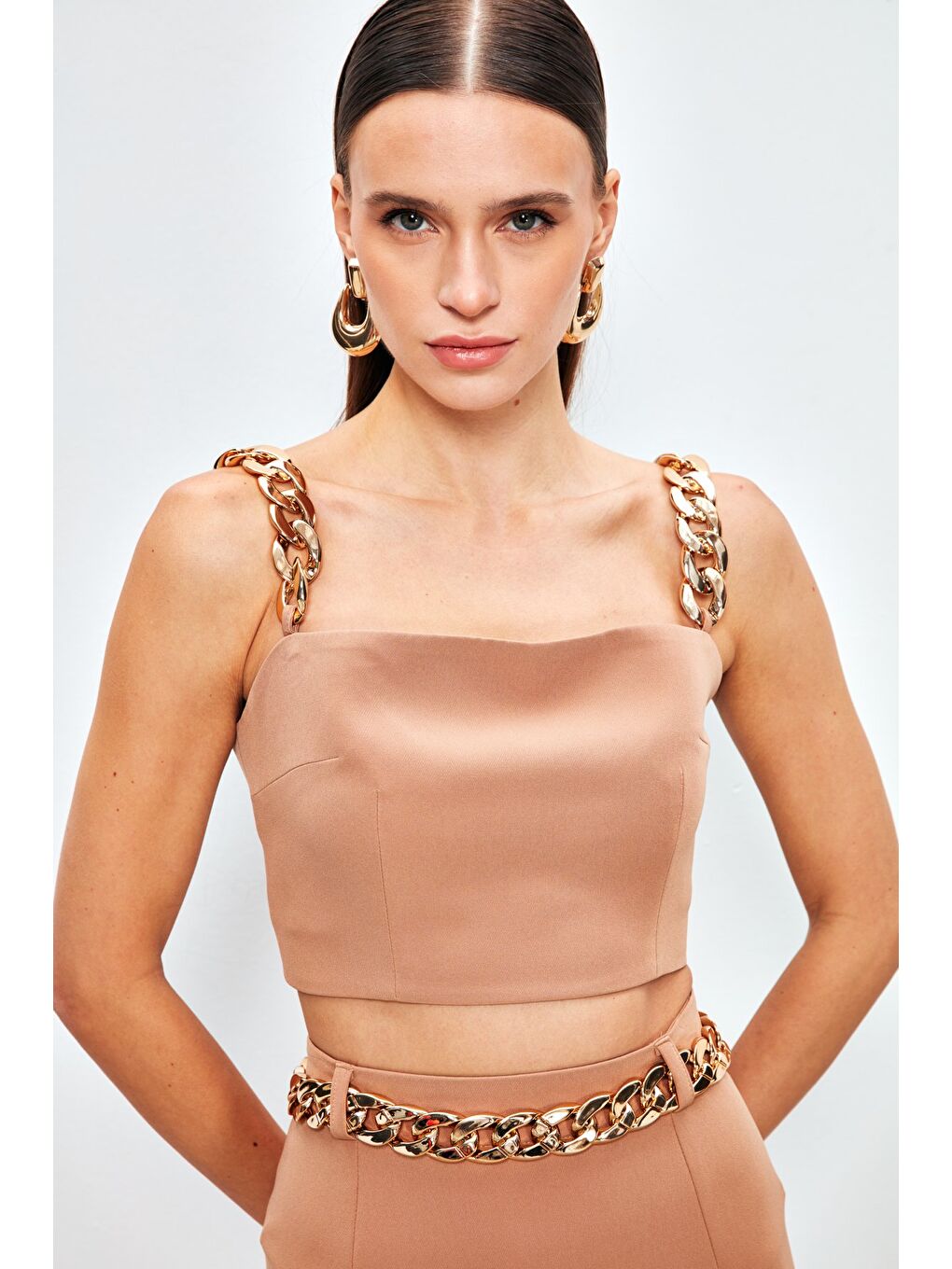 Kahverengi Gold Zincir Askılı Crop Bluz - Camel-1