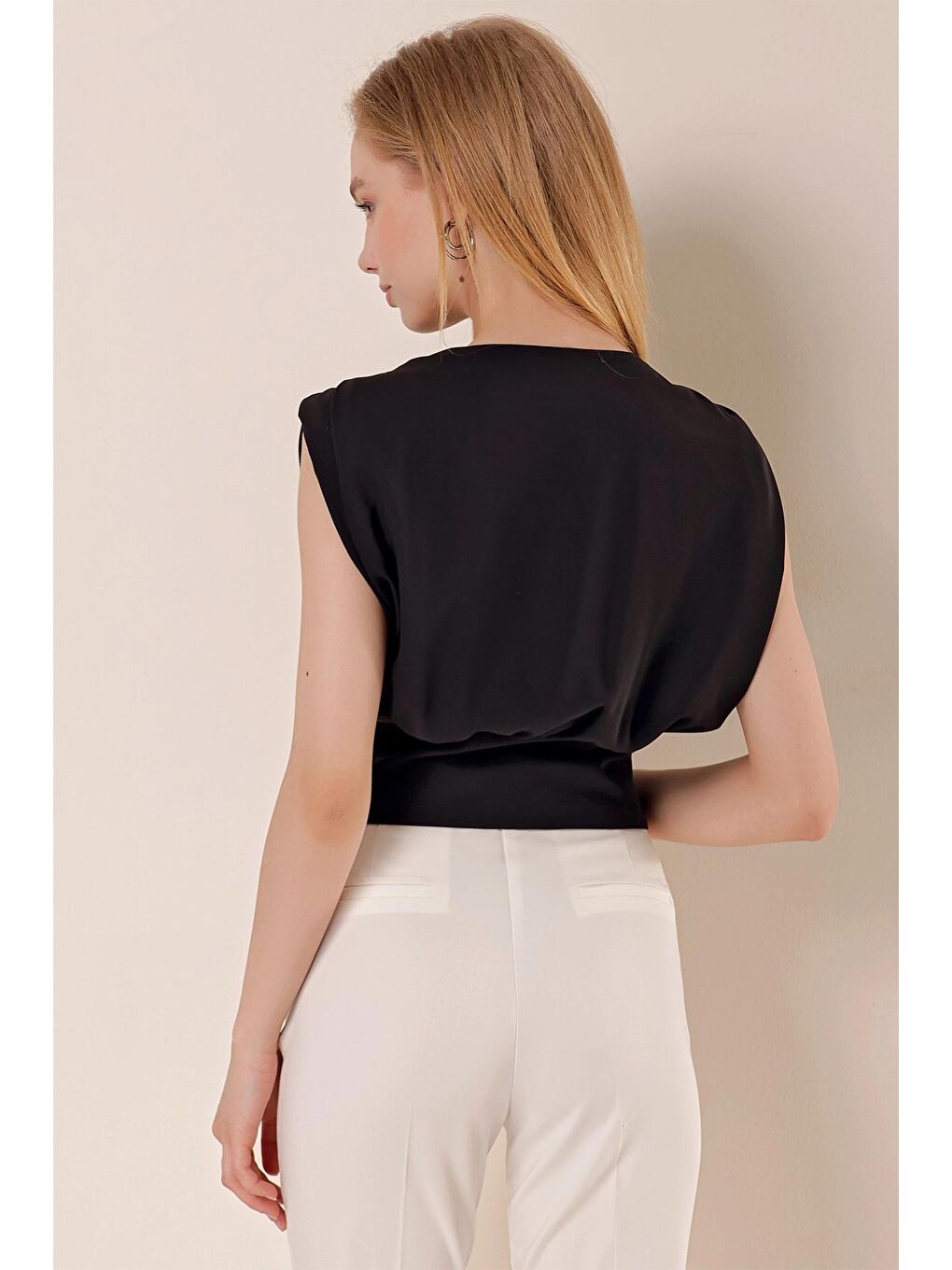 Siyah V Yaka Üç Düğmeli Sıfır Kol Bluz-4