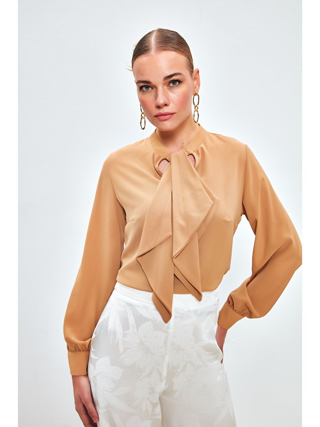 Kahverengi Fular Detaylı Salaş Bluz - Camel-2