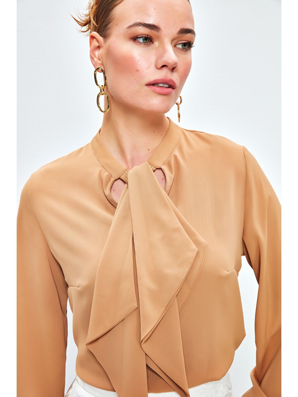 Kahverengi Fular Detaylı Salaş Bluz - Camel-3