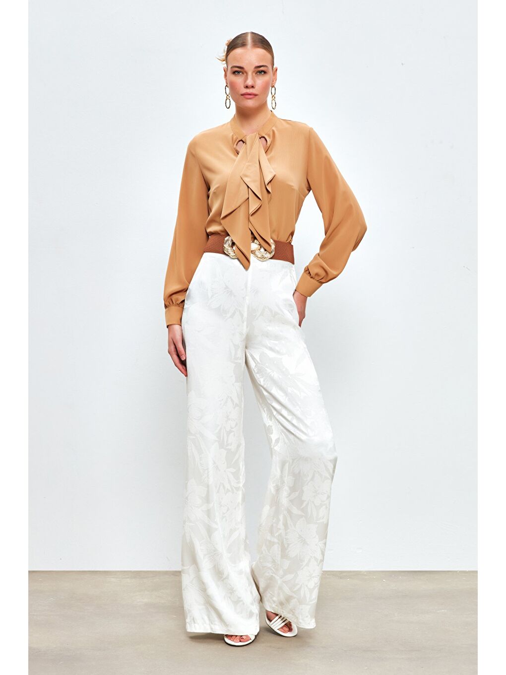 Kahverengi Fular Detaylı Salaş Bluz - Camel-4