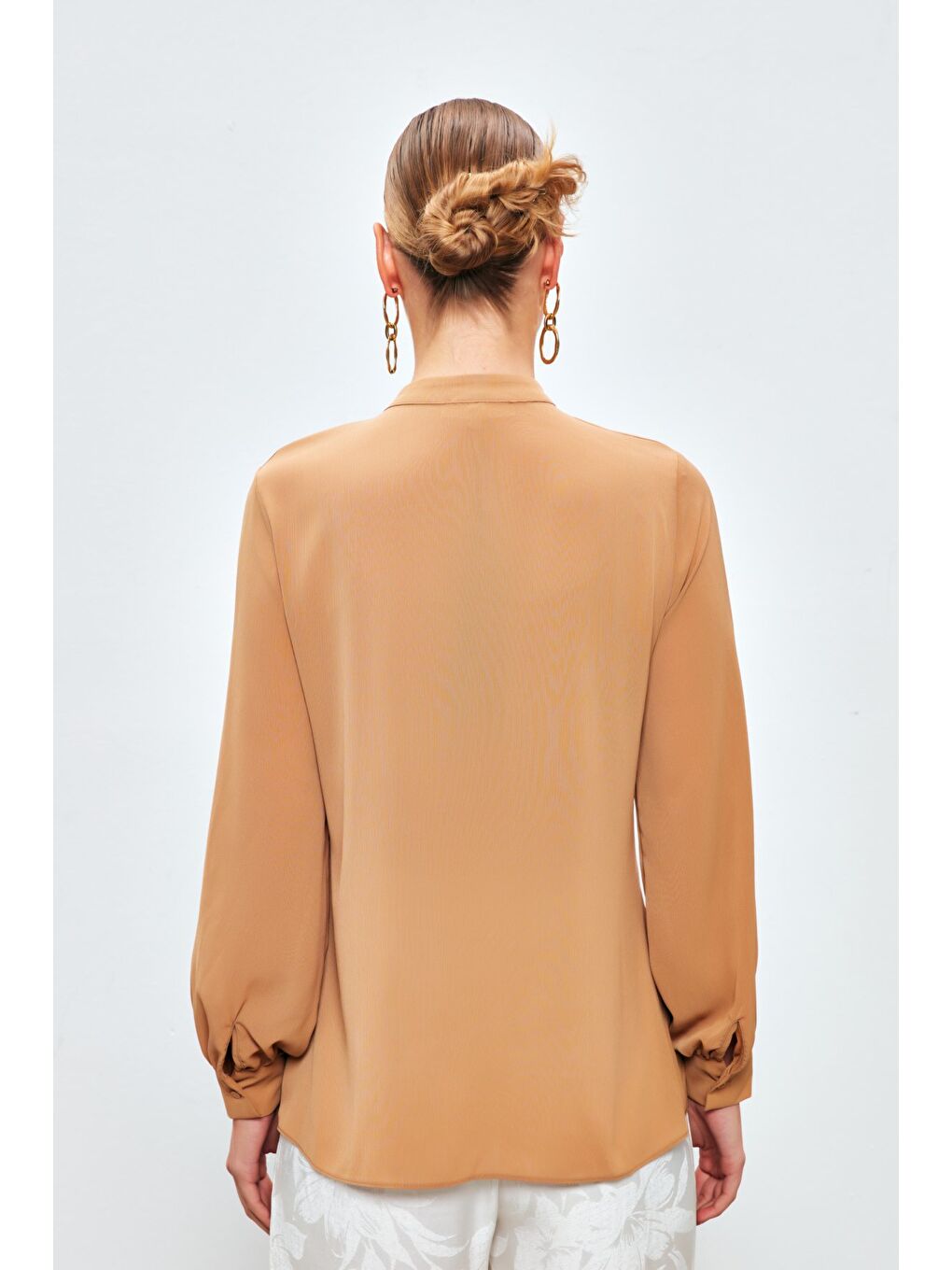 Kahverengi Fular Detaylı Salaş Bluz - Camel-5