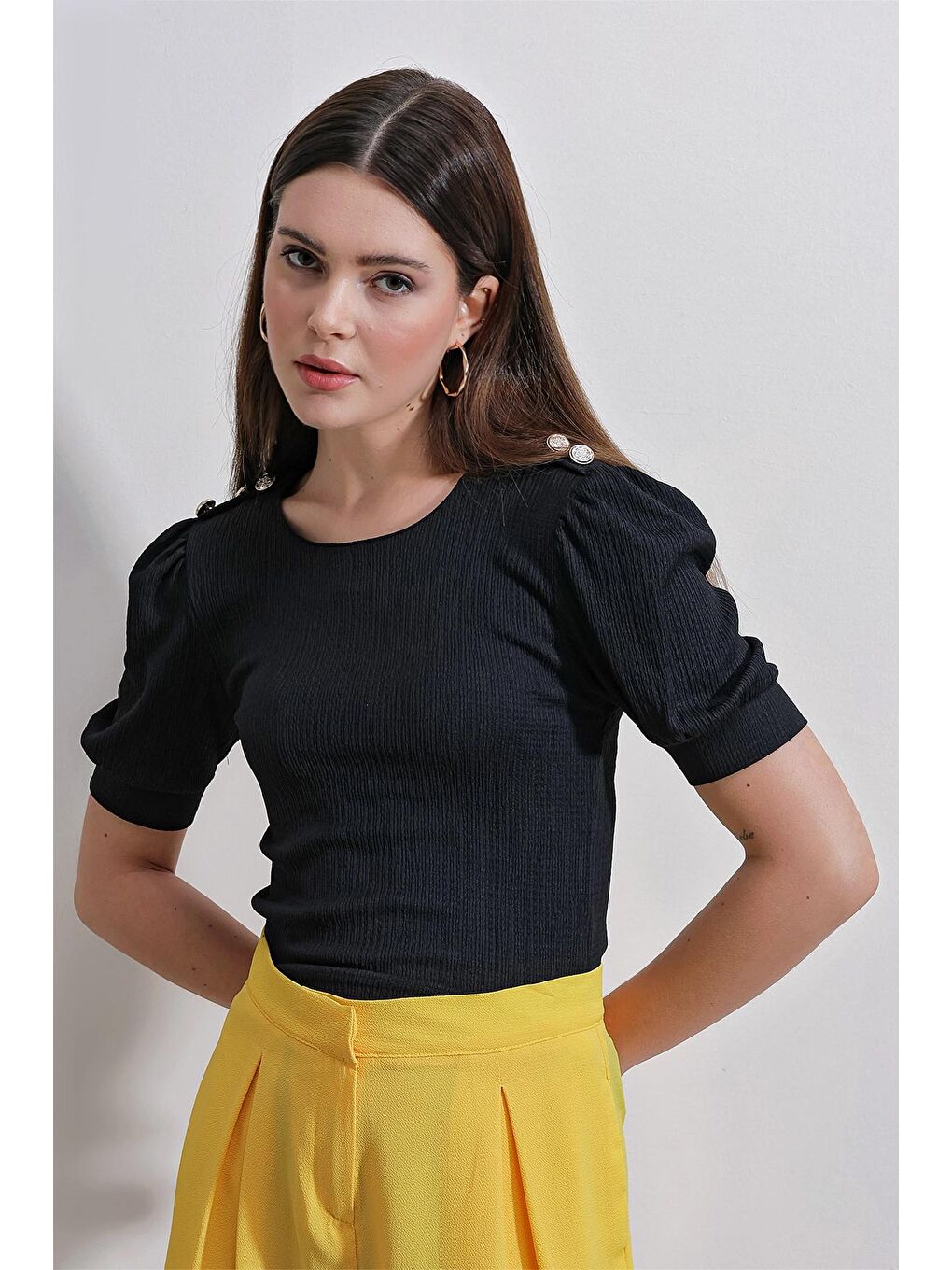 Siyah Kayık Yaka Düğme Detaylı Kısa Kol Bluz