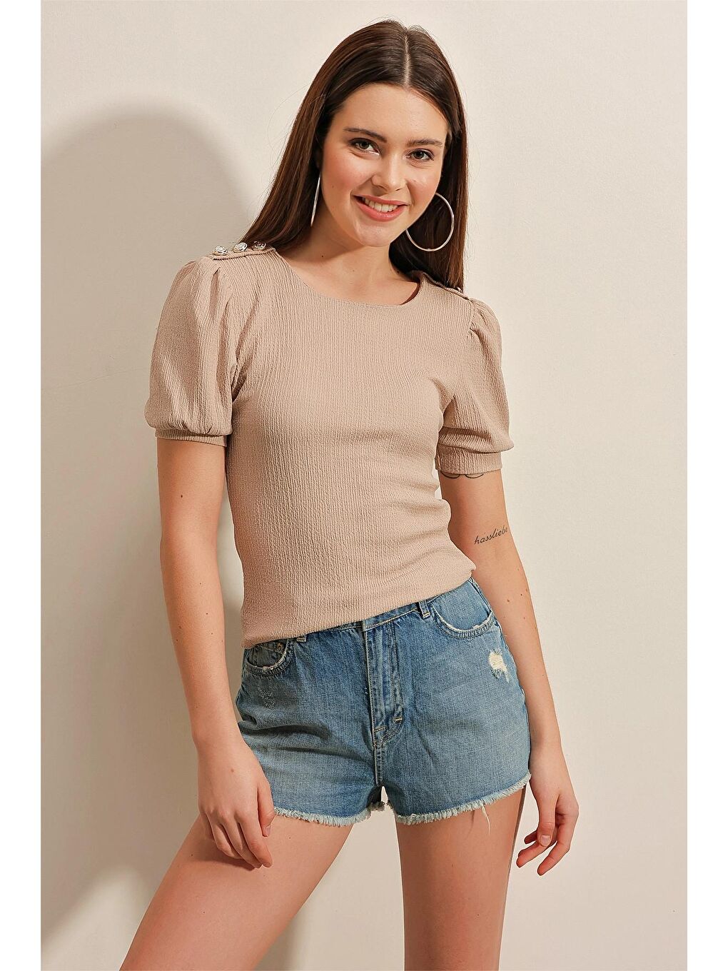 Bej Kayık Yaka Düğme Detaylı Kısa Kol Bluz