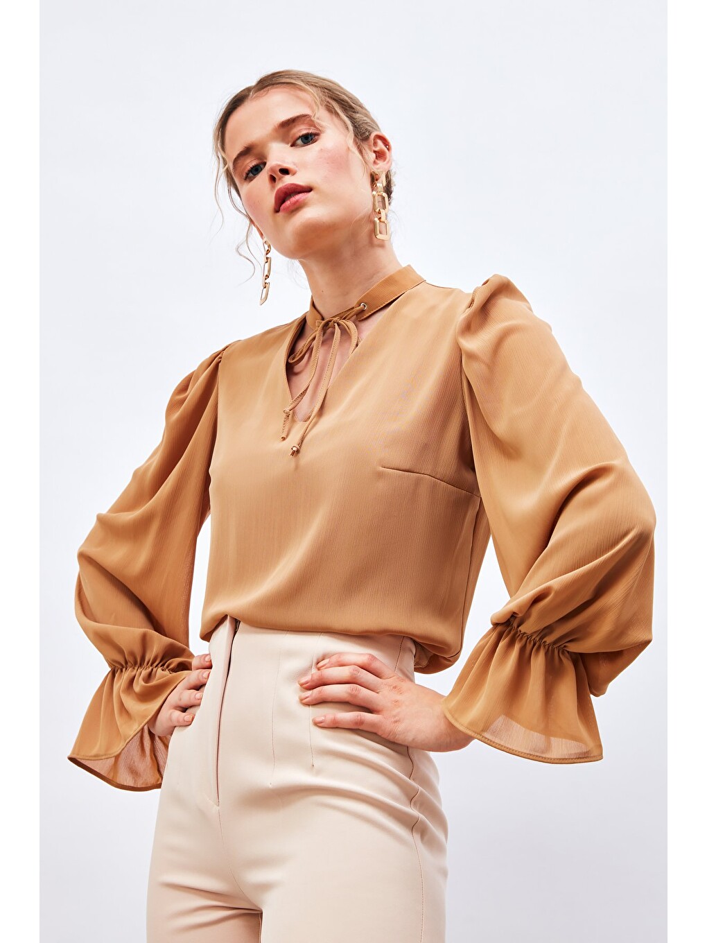 Kahverengi Yaka Bağlama Detaylı Salaş Bluz - Camel-2