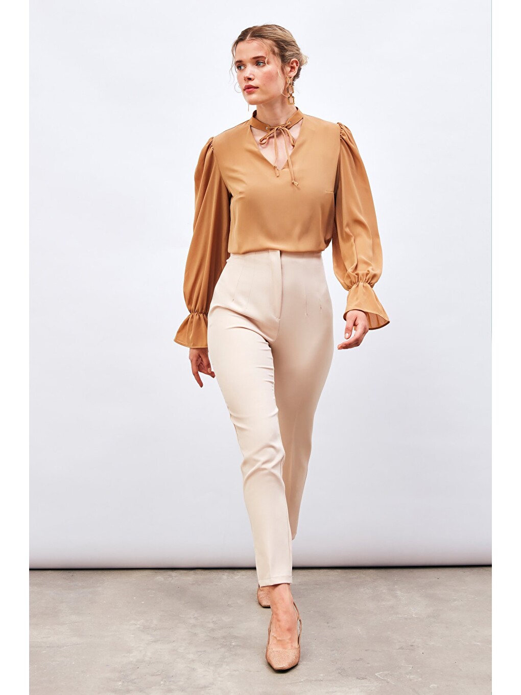 Kahverengi Yaka Bağlama Detaylı Salaş Bluz - Camel-4