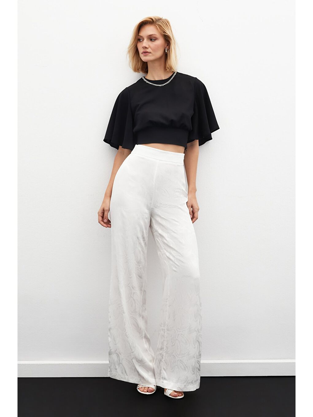 Kolyeli Kısa Kol Bluz - Siyah-1