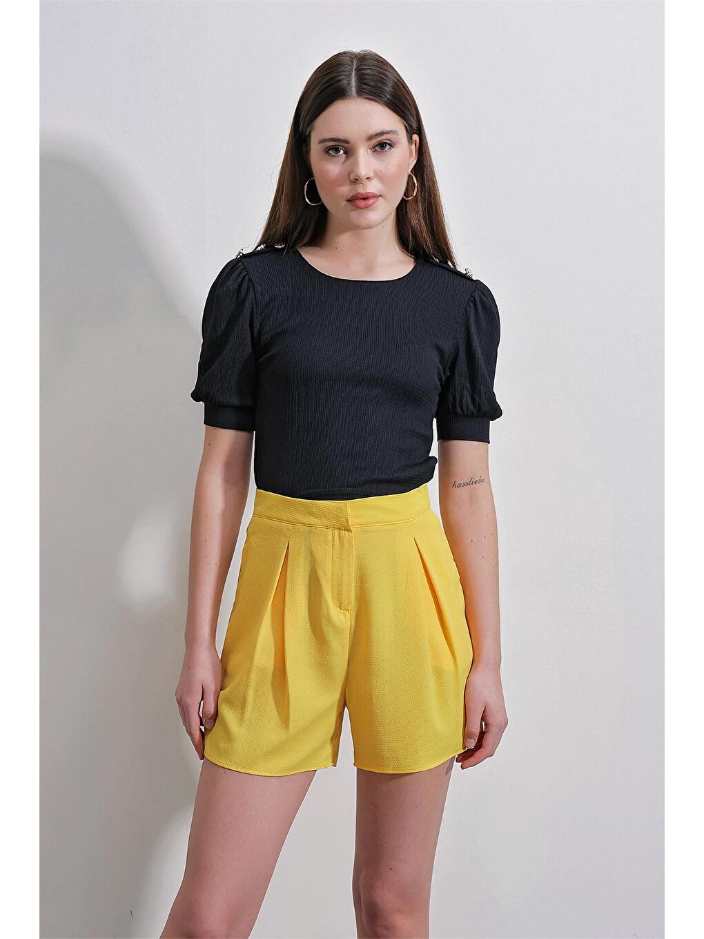 Siyah Kayık Yaka Düğme Detaylı Kısa Kol Bluz-1