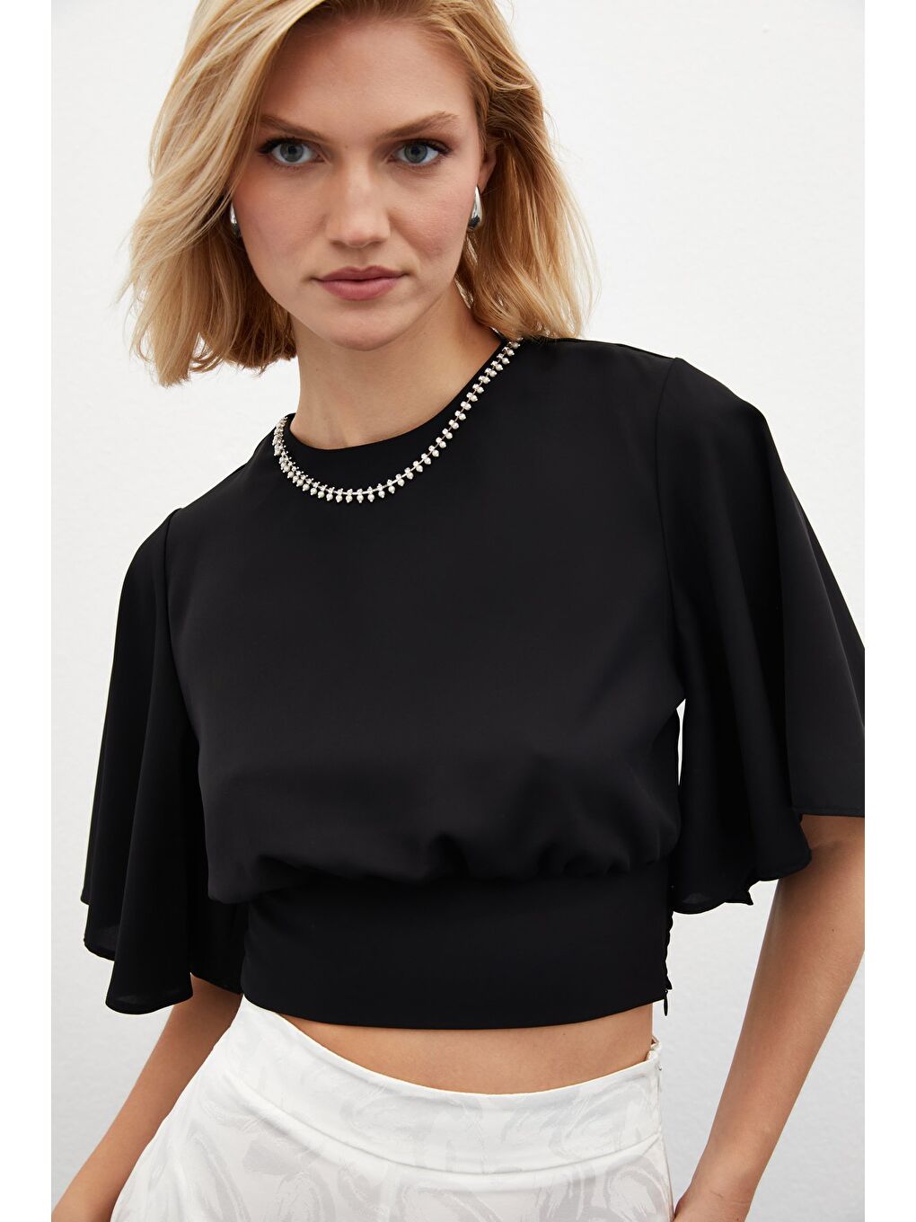 Kolyeli Kısa Kol Bluz - Siyah-3