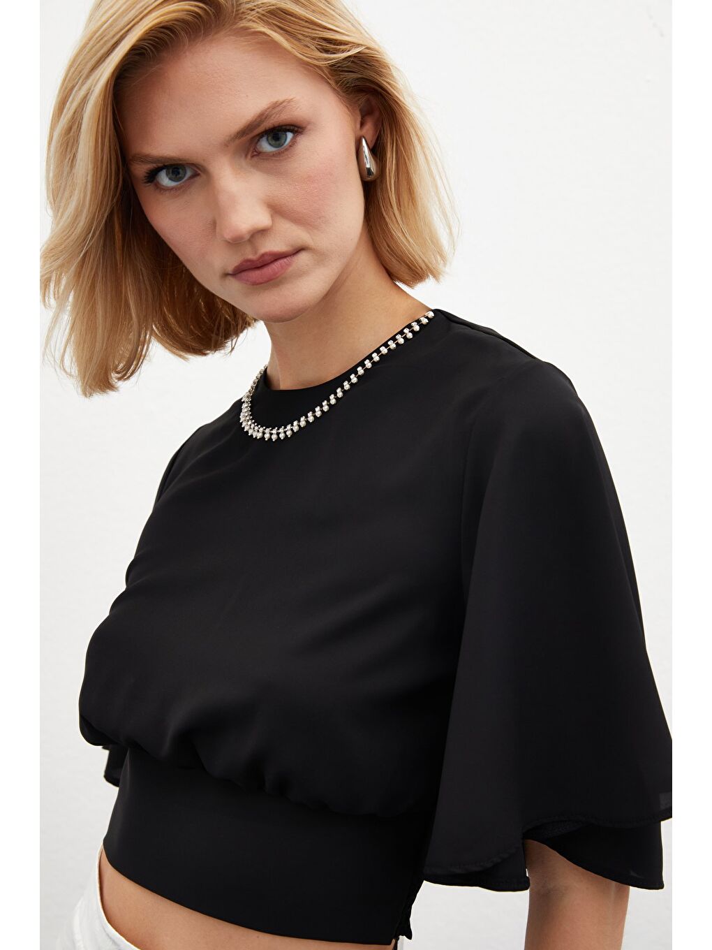 Kolyeli Kısa Kol Bluz - Siyah-4