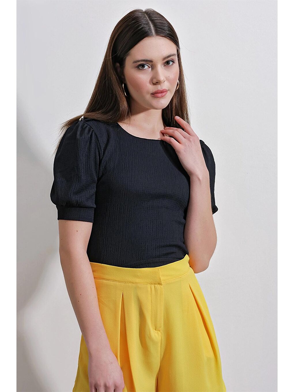 Siyah Kayık Yaka Düğme Detaylı Kısa Kol Bluz-2