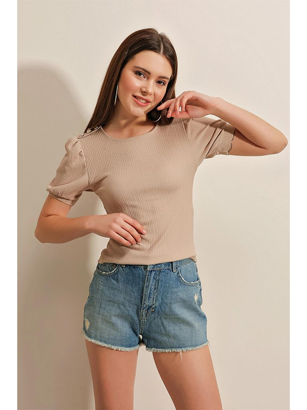 Bej Kayık Yaka Düğme Detaylı Kısa Kol Bluz-2