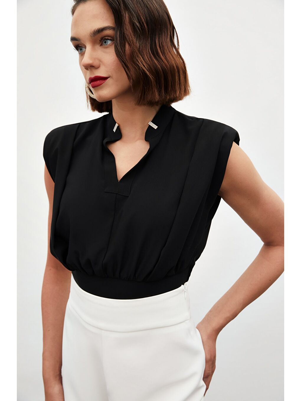 Yaka Aksesuarlı Kolsuz Bluz - Siyah