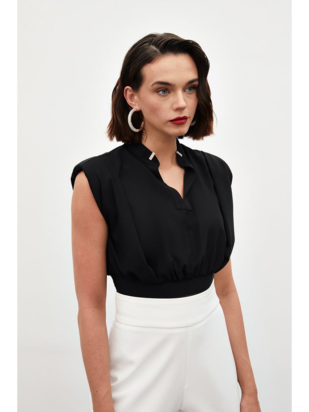Yaka Aksesuarlı Kolsuz Bluz - Siyah-1