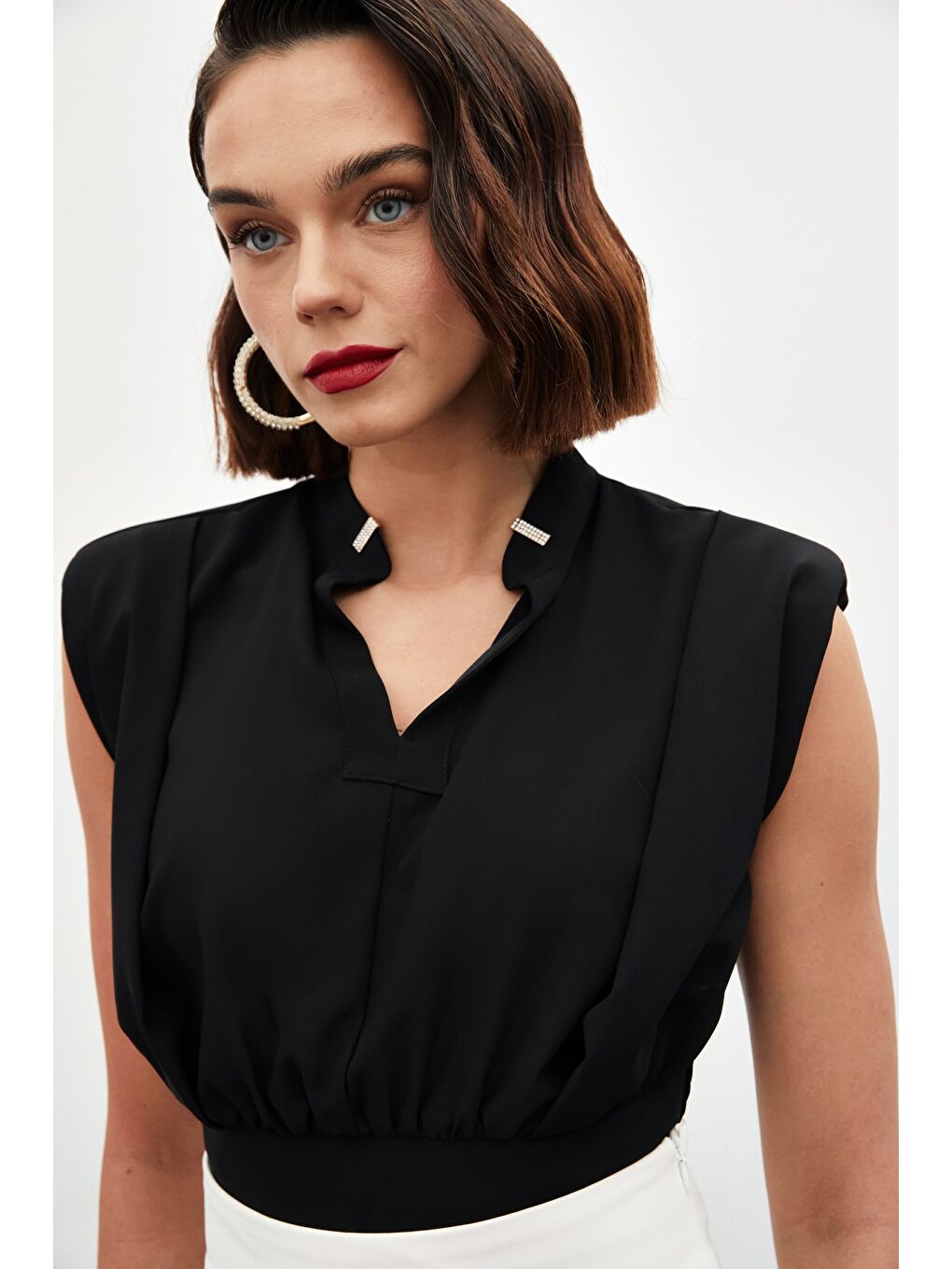 Yaka Aksesuarlı Kolsuz Bluz - Siyah-2