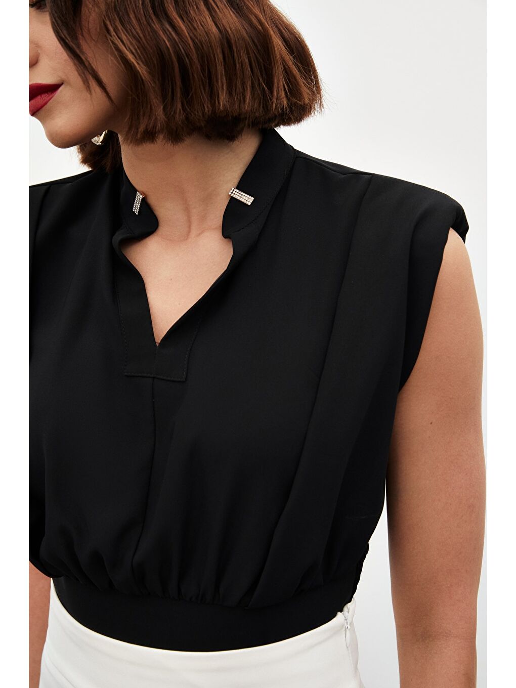Yaka Aksesuarlı Kolsuz Bluz - Siyah-3