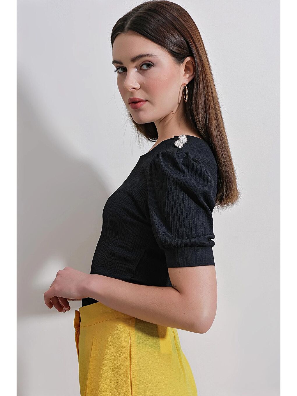 Siyah Kayık Yaka Düğme Detaylı Kısa Kol Bluz-3