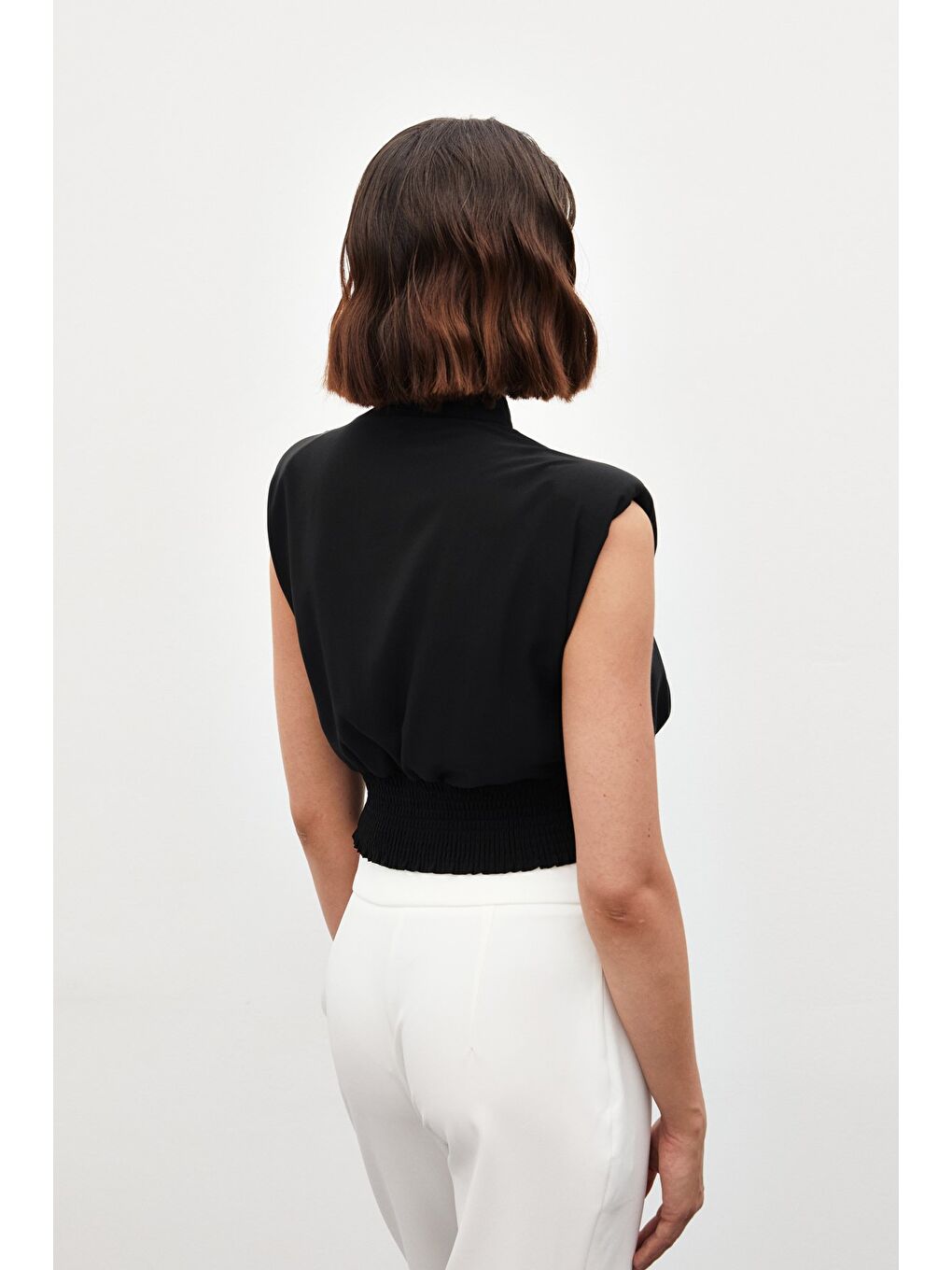 Yaka Aksesuarlı Kolsuz Bluz - Siyah-4