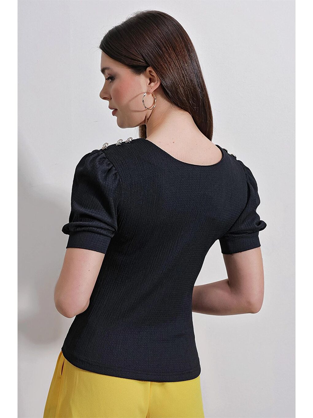 Siyah Kayık Yaka Düğme Detaylı Kısa Kol Bluz-4