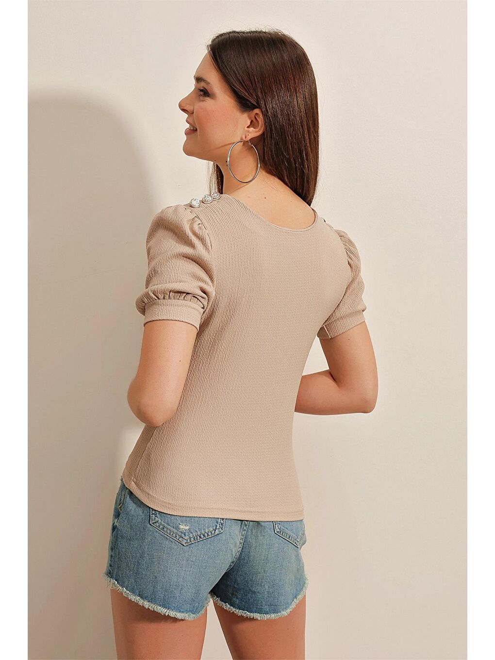 Bej Kayık Yaka Düğme Detaylı Kısa Kol Bluz-4
