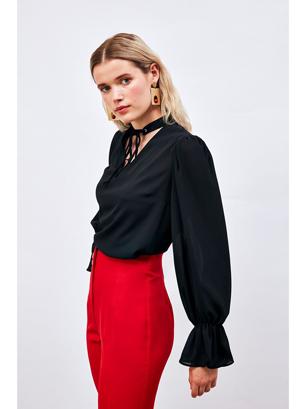 Yaka Bağlama Detaylı Salaş Bluz - Siyah-1