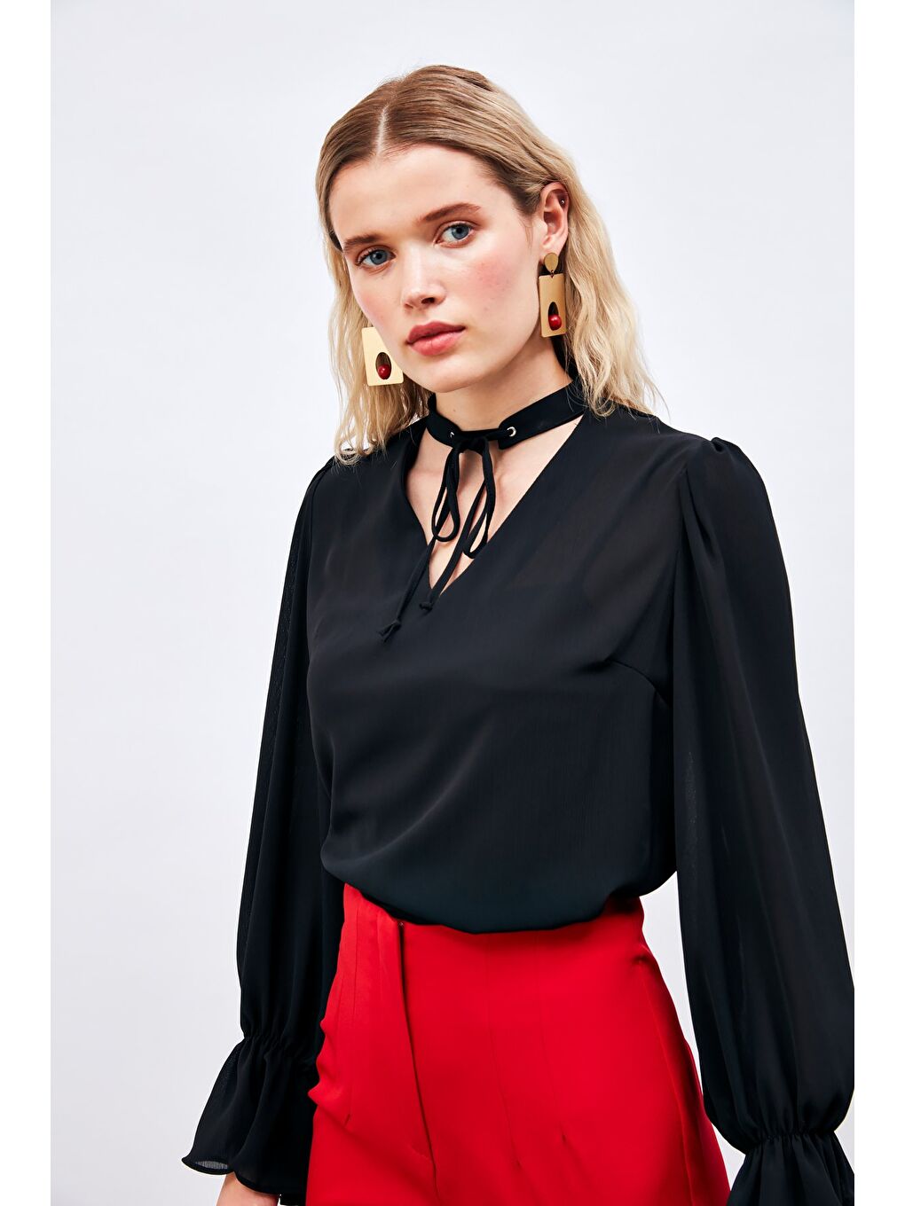 Yaka Bağlama Detaylı Salaş Bluz - Siyah-2