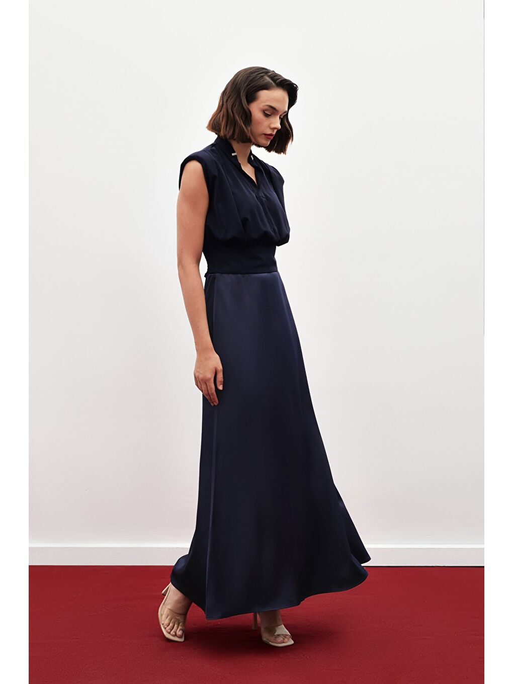 Yaka Aksesuarlı Kolsuz Bluz - Lacivert-1