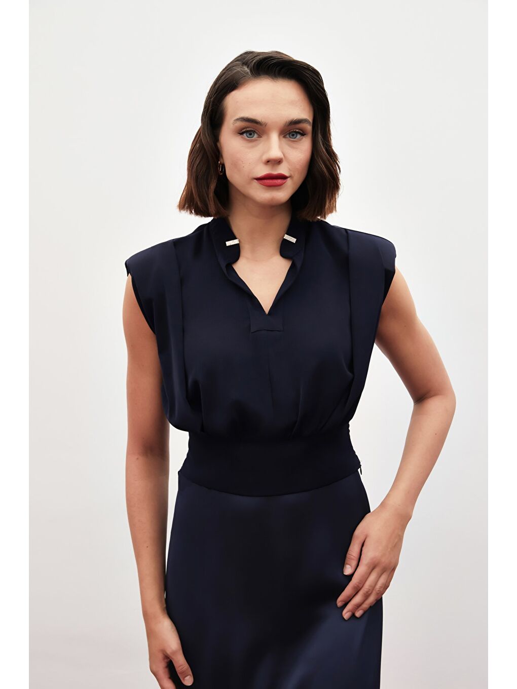 Yaka Aksesuarlı Kolsuz Bluz - Lacivert-2