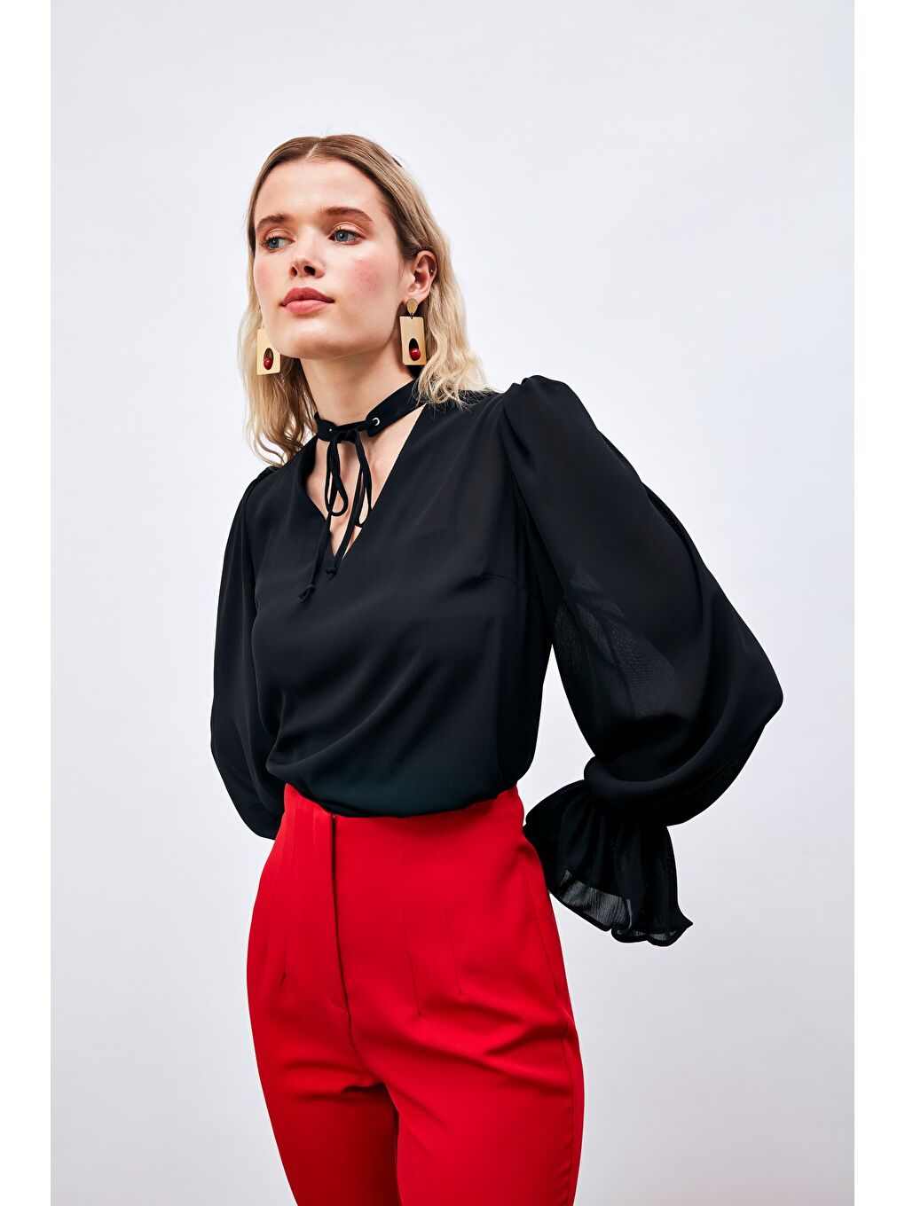Yaka Bağlama Detaylı Salaş Bluz - Siyah-4