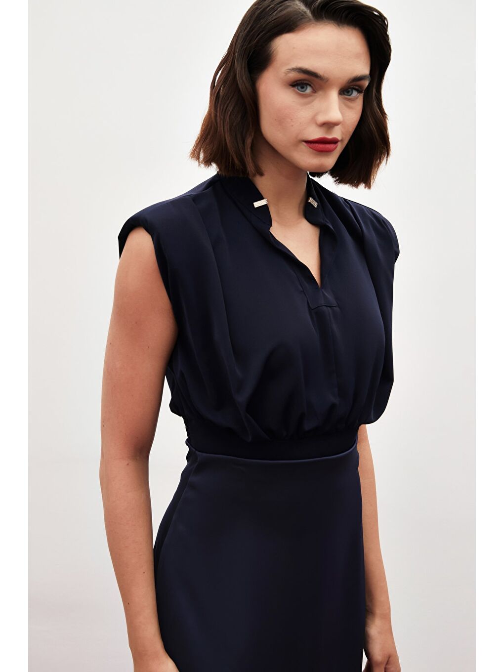 Yaka Aksesuarlı Kolsuz Bluz - Lacivert-3